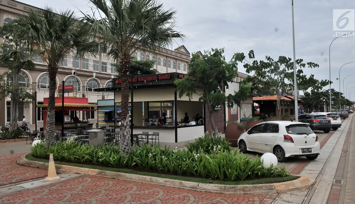 Suasana pusat kuliner atau food street kawasan Pantai Maju yang dahulu bernama Pulau D, Jakarta, Rabu (23/1). Pulau reklamasi Teluk Jakarta kembali menjadi sorotan seiring beroperasinya pusat kuliner Food Street Pantai Maju. (Merdeka.com/Iqbal S. Nugroho)