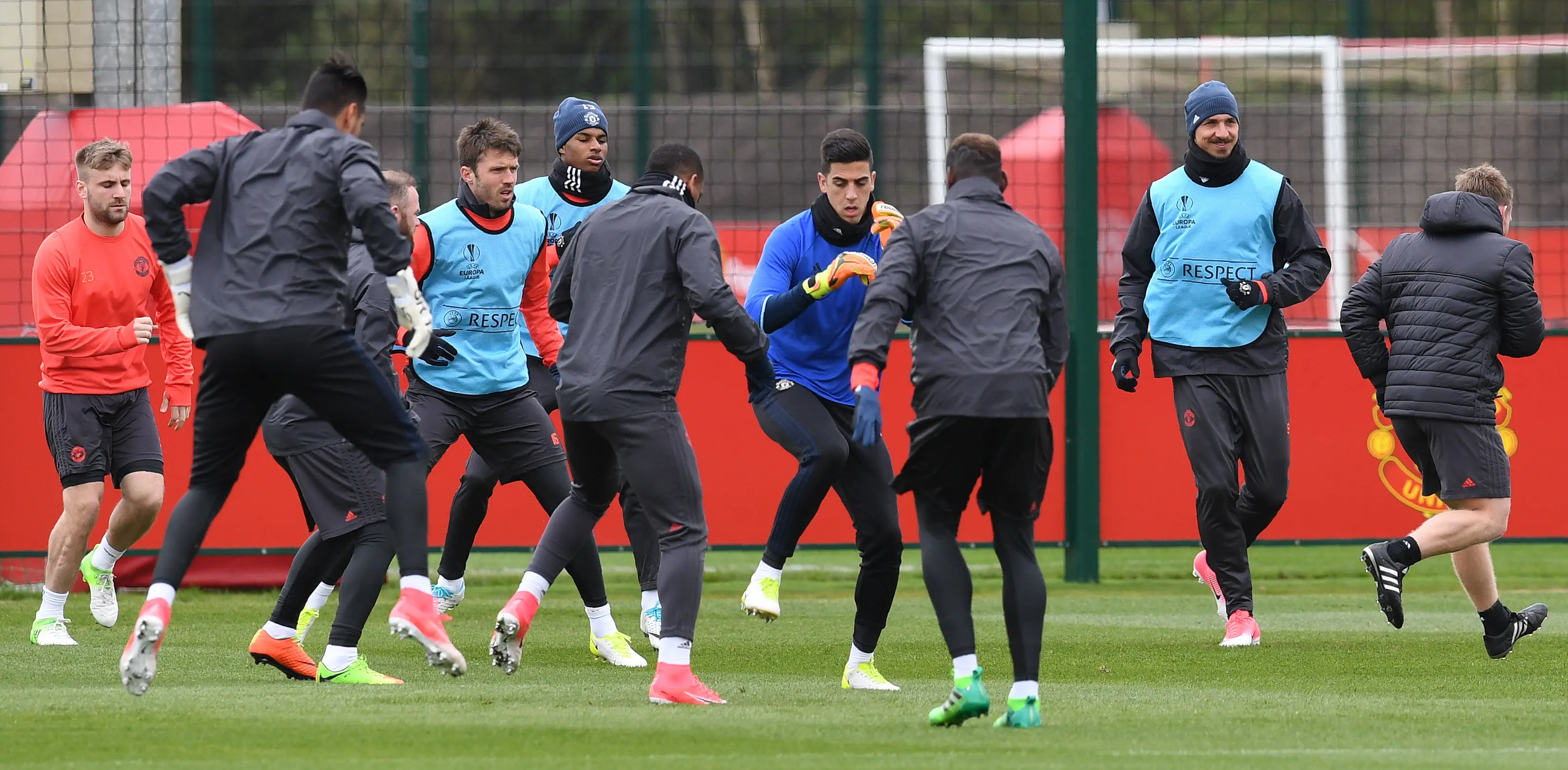 Sesi latihan Manchester United (MU) jelang leg pertama perempat final Liga Europa 2016/2017 kontra Anderlecht. (Paul ELLIS / AFP)