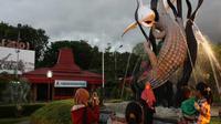 Patung Suro lan Boyo ikon Kota Surabaya karya Sigit Margono. (Dipta Wahyu/Jawa Pos)