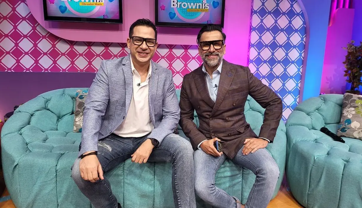 Pesona maskulin Ari Wibowo semakin meningkat dengan tampilan semi kasual [@ariwibowo_official]