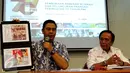 Direktur Filateli dan Properti PT Pos Indonesia, Tata Sugiarta (kiri) menunjukan contoh perangko HUT PMI ke-70 di Jakarta, Jumat (4/9). PMI akan pamerkan dan luncurkan perangko peringatan 70 tahun PMI pada 10 September 2015. (Liputan6.com/Yoppy Renato)