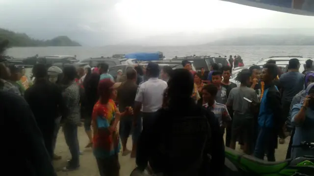 Proses Evakuasi Penumpang Kapal Tenggelam di Danau Toba