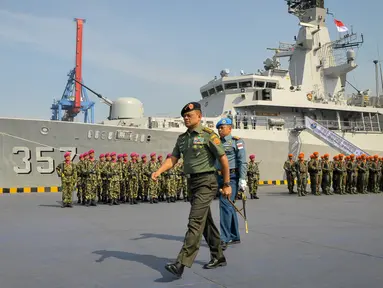 Panglima TNI Jenderal Gatot Nurmantyo berjalan saat melepas Satgas Maritime Task Force (MTF) TNI Konga XXVIII-H Unfil Lebanon Tahun 2015 di Dermaga Mako Kolinlamil, Jakarta, Kamis (27/8/2015). (Liputan6.com/Faizal Fanani)