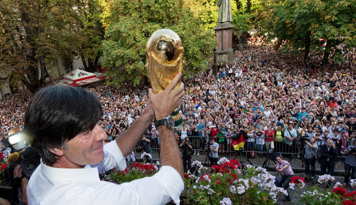 Di babak final giliran Argentina yang menjadi korban. Jerman berhasil mengangkat trofi usai menang 1-0 atas Argentina melalui babak extra time. (AFP/Patrick Seeger)