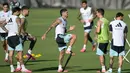 Gelandang Timnas Argentina, Rodrigo De Paul (tengah) saat mengikuti sesi latihan untuk turnamen sepak bola Piala Dunia 2026 di Pusat Pelatihan Sporting KC, Kansas City pada Kamis 11 Juni 2026. (JUAN MABROMATA/AFP)