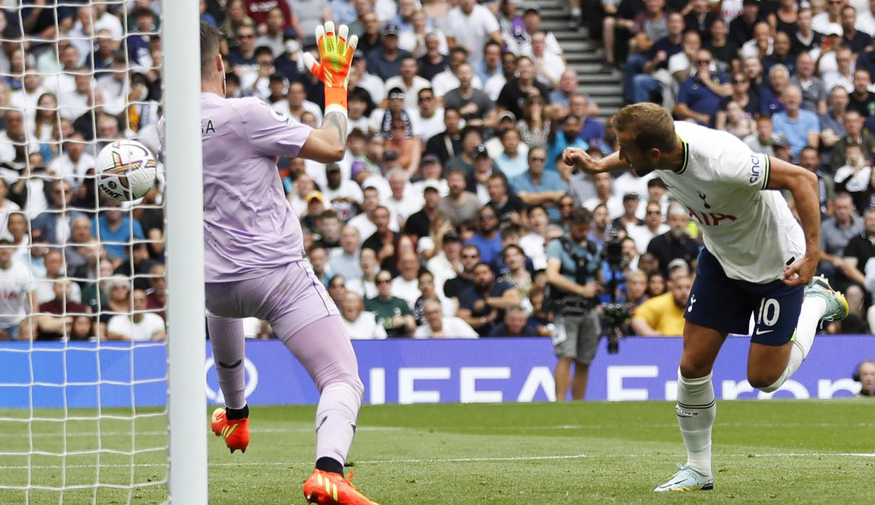 Gol semata wayang. Ketangguhan kiper Wolverhampton Jose Sa akhirnya jebol oleh ketajaman striker tuan rumah Tottenham Hotspur Harry Kane pada menit ke-64. Satu-satunya gol dari Harry Kane dalam laga ini menjadi jumlah gol terkecil dalam satu laga di pekan ke-3 Liga Inggris 2022/2023. (AFP/Ian Kington)