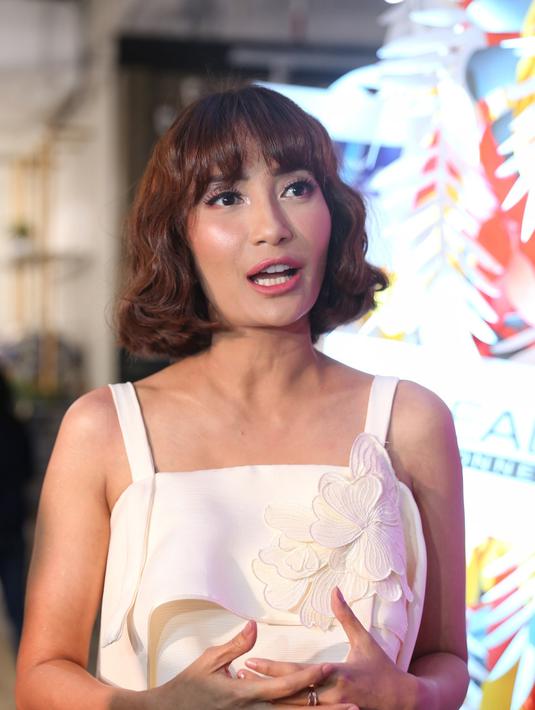 Artika Sari Devi Makin Awet Muda dengan Rambut Pendek 