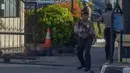 Petugas kepolisian berjaga setelah serangan di luar markas polisi di Pekanbaru, Riau (16/5). Empat pelaku penyerangan ditembak dan tewas ketika mereka melakukan serangan.  (AFP Photo/Dedy Sutisna)