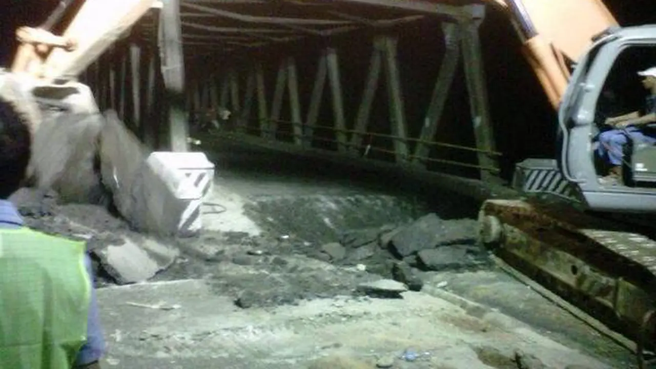 Jembatan Comal Amblas, Lalu Lintas Jalur Pantura Lumpuh