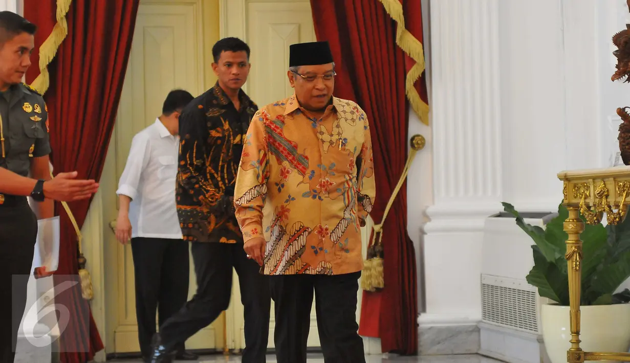 Ketua Umum Pengurus Besar Nahdlatul Ulama (PBNU)‎ Said Aqil Siradj tiba saat menerima undangan dari Presiden Joko Widodo di Istana Merdeka, Jakarta, Rabu (11/1). Aqil tiba di Istana Merdeka sekira pukul 13.10 WIB. (Liputan6.com/Angga Yuniar)