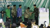 Presiden Jokowi bersalaman dengan KH Said Aqil Siradj usai membuka Mukernas I Himpunan Pengusaha Nahdliyin di Jagakarsa, Jakarta, Jumat (5/5). (Liputan6.com/Angga Yuniar)