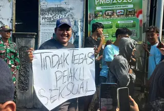 Warga mengecam perbuatan bejat pelaku dengan membawa poster di depan Ponpes Ndolo Pati.