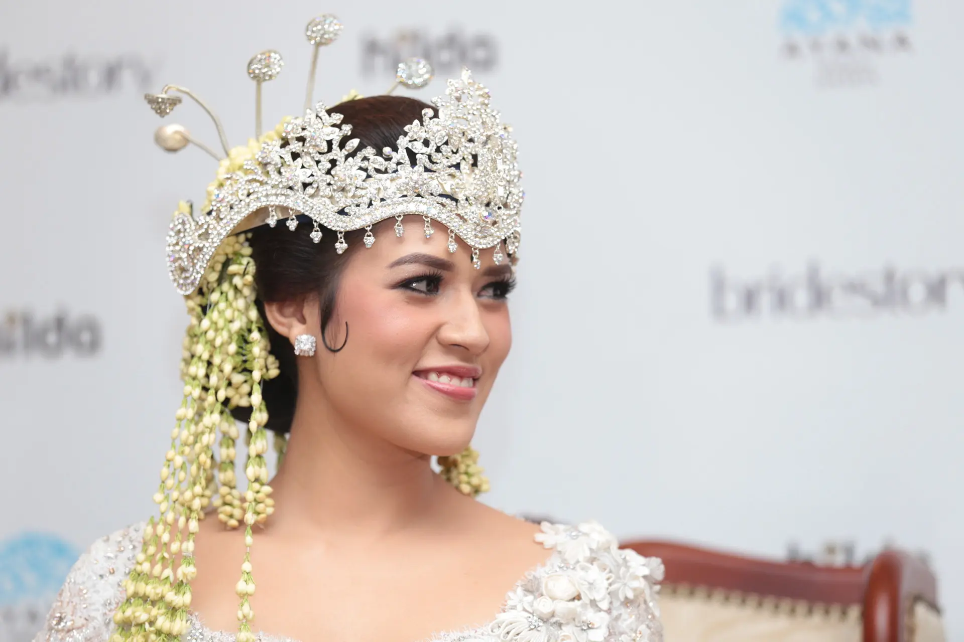 Usai Pernikahan Raisa - Hamish Daud memberikan keterangan pers. (Adrian Putra/bintang.com)