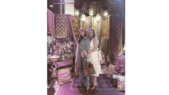 Jarang Tersorot, Ini 6 Potret Kedekatan Wulan Guritno dengan Ibu Bulenya (sumber: Instagram.com/wulanguritno)