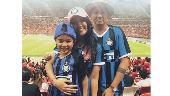 6 Potret Kekompakan Keluarga Ryan Delon, Sering Pakai Baju yang Sama (sumber: Instagram.com/mrssharena)