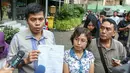 Kuasa hukum korban penipuan program umroh memberikan keterangan kepada wartawan usai melakukan laporan di Polda Metro, Jakarta, Minggu (20/3/2016). Ratusan warga menjadi korban penipuan program umroh PT SSI. (Liputan6.com/Yoppy Renato)