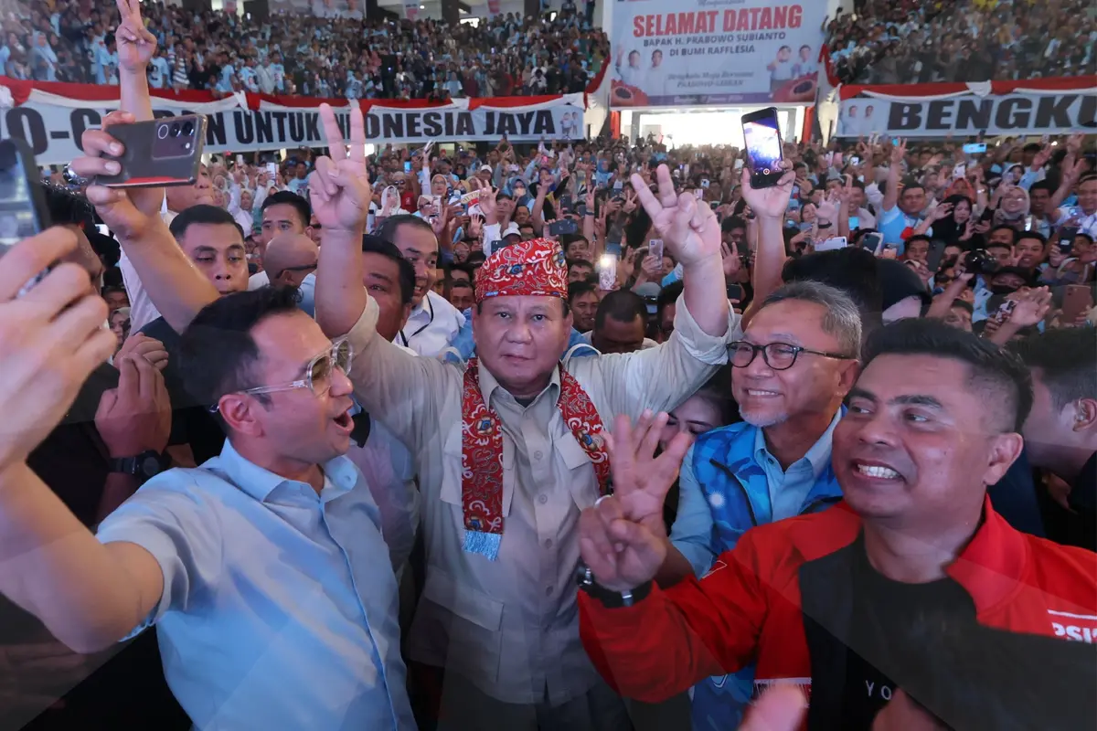 Calon Presiden (Capres) nomor urut 2, Prabowo Subianto bersama Ketua Umum PAN Zulkifli Hasan dan Artis Raffi Ahmad
