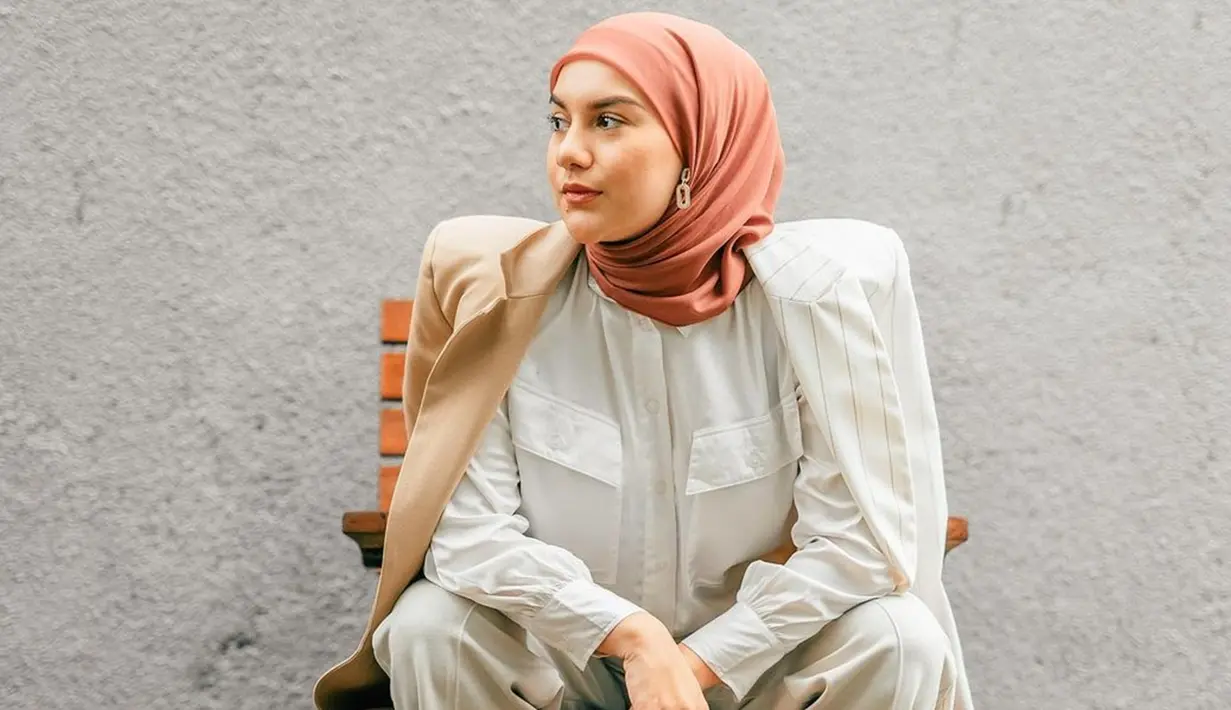 Dirinya juga sering terlihat menggunakan busana kasual ataupun semi formal dalam kehamilannya kali ini. Bahkan, tak sedikit pula penampilannya yang menunjukkan perutnya yang semakin membesar. (Liputan6.com/IG/@_irishbella_)