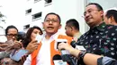 Terpidana kasus korupsi hambalang Anas Urbaningrum menjawab pertanyaan wartawan sebelum meninggalkan rutan KPK di Jakarta, Rabu (17/6/2015). Anas resmi dipindahkan penahanannya ke Lapas Sukamiskin, Bandung, Jawa Barat. (Liputan6.com/Helmi Afandi)