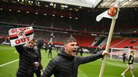 Suporter melakukan aksi unjuk rasa memprotes pemilik yakni keluarga Glazer di dalam stadion Old Trafford 2 Mei 2021, menjelang pertandingan Liga Premier Inggris melawan Liverpool. (Foto: AFP/Oli Scarff)