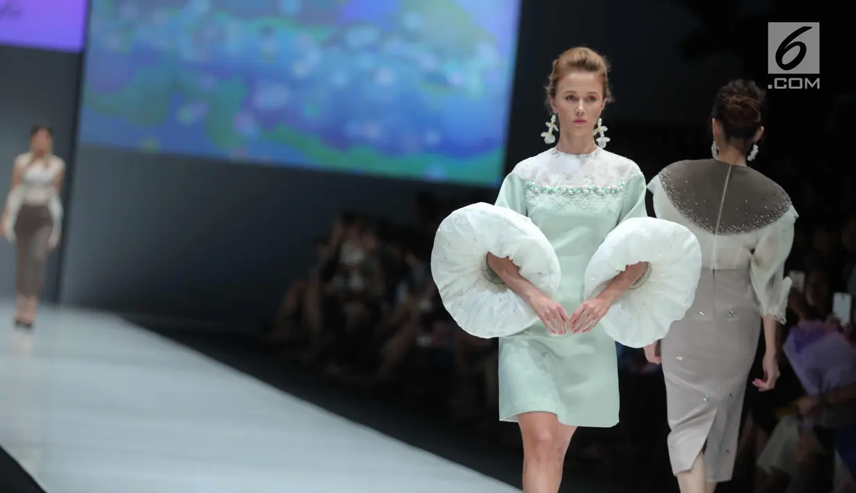 Sejumlah model berjalan diatas catwalk membawakan rancangan desainer Bunka School of Fashion dalam ajang Jakarta Fashion Week 2018 di Senayan City, Jakarta, Kamis (26/10). (Liputan6.com/Faizal Fanani)