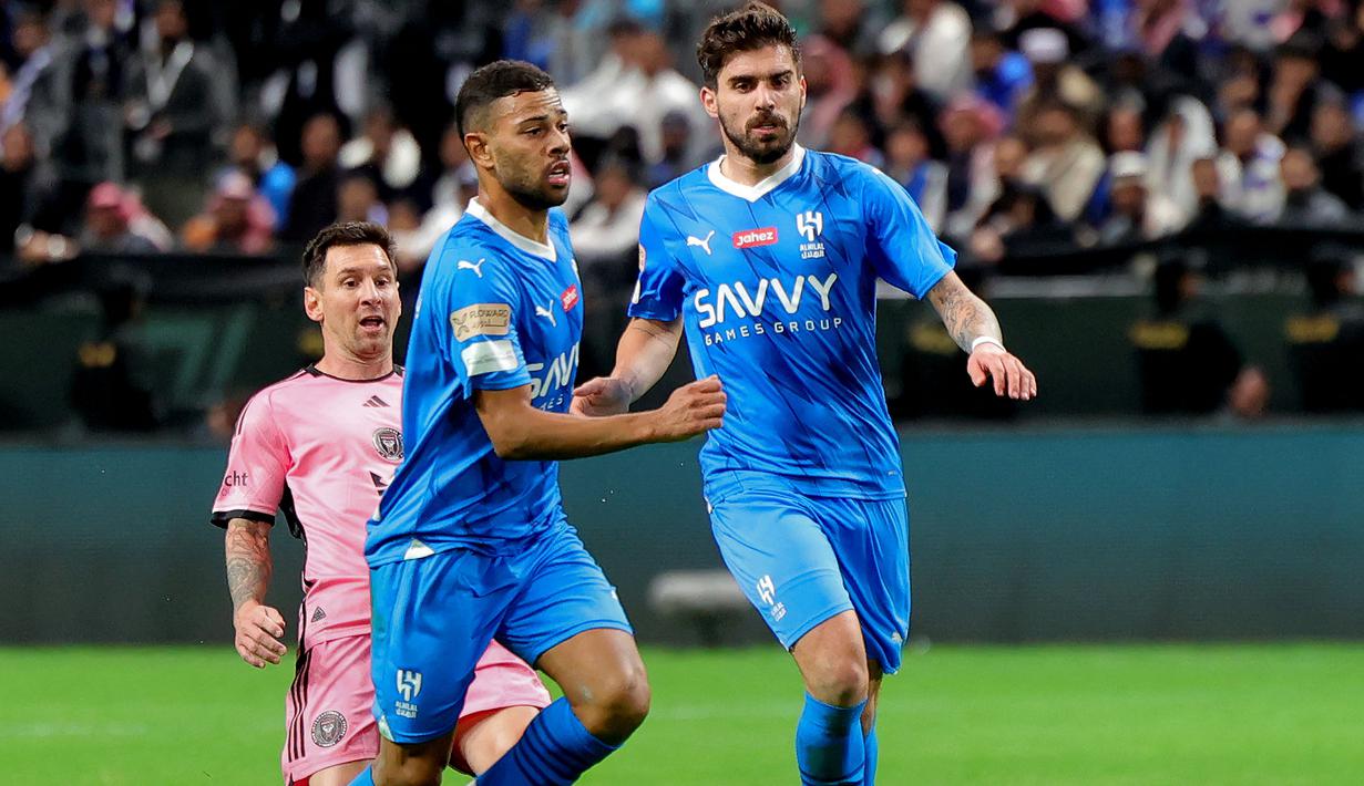 Baru didatangkan Al Hilal dari Olympique Marseille pada bursa transfer Januari 2024 dengan nilai transfer 23 juta euro, Renan Lodi langsung menjadi andalan di posisi bek kiri. Pemain yang sempat membela Nottingham Forest dengan status pinjaman dari Atletico Madrid pada 2022/2023 ini telah bermain dalam tiga laga terakhir Al Hilal yang semuanya berujung kemenangan. (AFP/Fayez Nureldine)