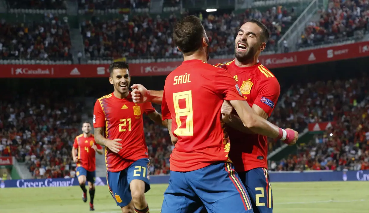 Para pemain Spanyol merayakan gol yang dicetak oleh Saul Niguez ke gawang Kroasia pada laga UEFA Nations League di Stadion Manuel Martinez Valero, Selasa (11/9/2018). Spanyol menang 6-0 atas Kroasia. (AP/Alberto Saiz)