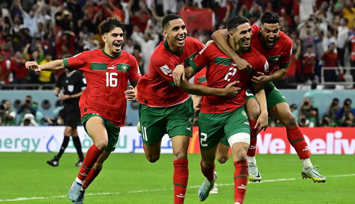 Maroko. Maroko menjadi negara terakhir yang sukses menyingkirkan Spanyol di babak knock-out pada Piala Dunia edisi terbaru 2022 di Qatar. Achraf Hakimi dkk mampu memulangkan Spanyol lebih awal dari ajang Piala Dunia 2022 pada babak 16 besar (6/12/2022) usai menang adu penalti 3-0 setelah bermain imbang 0-0 di waktu normal hingga babak perpanjangan waktu. (AFP/Javier Soriano)