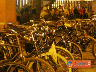 Citizen6, Yogyakarta: Para remaja dan orang tua bersepeda malam memutari jantung Yogyakarta pada, Sabtu (18/6). (Pengirim: Alfaruq Majnun)