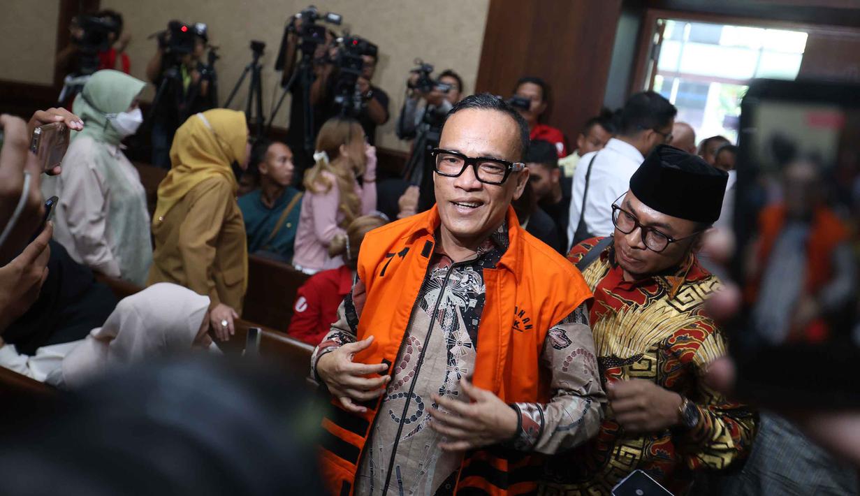 Mantan Wakil Menteri Ketenagakerjaan (Wamenaker), Immanuel Ebenezer Gerungan namalain Noel, saat tiba untuk mengikuti sidang pembacaan tuntutan dari Jaksa Penuntut Umum (JPU) atas kasus dugaan pemerasan dan penerimaan gratifikasi mengenai pengurusan sertifikasi Keselamatan dan Kesehatan Kerja (K3) di lingkungan kementerian Ketenagakerjaan di Pengadilan Tindak Pidana Korupsi, Jakarta, Senin (18/5/2026). (Kapanlagi.com/Budy Santoso)
