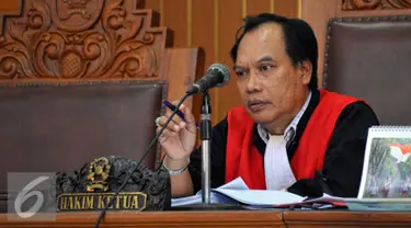 Hakim tunggal, Amat Khusairi saat memimpin sidang praperadilan Ilham Arief Sirajuddin di Pengadilan negeri Jaksel, Jumat (3/7/2015). Agenda sidang menghadirkan saksi fakta dan penyerahan berkas oleh tim kuasa hukum KPK. (Liputan6.com/Yoppy Renato)