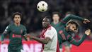 Bek Ajax Amsterdam Calvin Bassey berebut bola dengan penyerang Liverpool Mohamed Salah pada matchday kelima Grup A Liga Champions 2022-2023 di Johan Cruiff Arena,  Kamis (27/10/2022) dini hari WIB. Liverpool akhirnya ikut memastikan diri melaju ke babak 16 besar Liga Champions. (AP Photo/Peter Dejong)