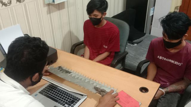 Pelaku Dan Barang Bukti Pembacokkan Saat Di Kantor Polisi. (Selasa, 20/04/2021). (Liputan6.com/Yandhi Deslatama).