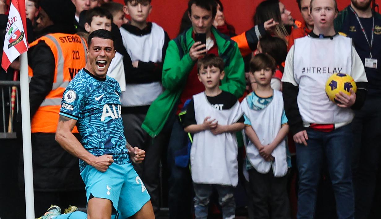 Selebrasi bek Tottenham Hotspur, Pedro Porro setelah menjebol gawang Southampton pada laga Liga Inggris 2022/2023 di St Mary's Stadium, Southampton (18/3/2023). Pedro Porro dipinjam Tottenham Hotspur dari Sporting Lisbon selama setengah musim pada tengah musim 2022/2023. Tampil apik dengan menyegel tempat utama di posisi bek kanan, ia dipastikan akan berstatus permanen pada awal musim 2023/2024 dengan mahar 45 juta euro. (AFP/Adrian Dennis)