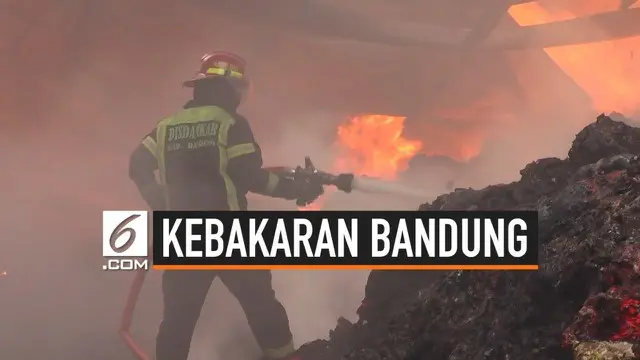 Kebakaran melanda sebuah pabrik benang kain di Bandung Barat. Api dengan cepat membesar dan menyambar gudang di sebelahnya. Petugas Damkar kesulitan memadamkan api karena jauhnya sumber air.