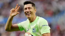 Penyerang Barcelona, Robert Lewandowski, melakukan selebrasi setelah mencetak gol ke gawang Alaves pada laga pekan ke sembilan Liga Spanyol di Stadion Mendizorroza , Minggu (06/10/2024). (AFP/Cesar Manso)