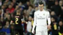 Penyerang Real Madrid, Gareth Bale, tampak lesu usai ditaklukkan Manchester City pada laga liga Champions di Stadion Santiago Bernabeu, Rabu(26/2/2020). Manchester City menang dengan skor 2-1. (AP/Manu Fernandez)