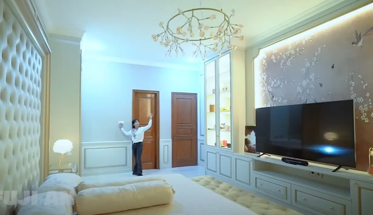 6 Potret Kamar Fuji di Rumah Baru, Mewah Bak Hotel (Sumber: YouTube/Fuji An)