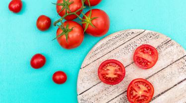 5 Cara Mudah Menghilangkan Mata Panda dengan Tomat ...