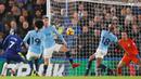Proses gol yang dicetak gelandang Chelsea, N'Golo Kante, ke gawang Manchester City pada laga Premier League di Stadion Stamford Bridge, London, Minggu (9/12). Chelsea menang 2-0 atas City. (AFP/Adrian Dennis)