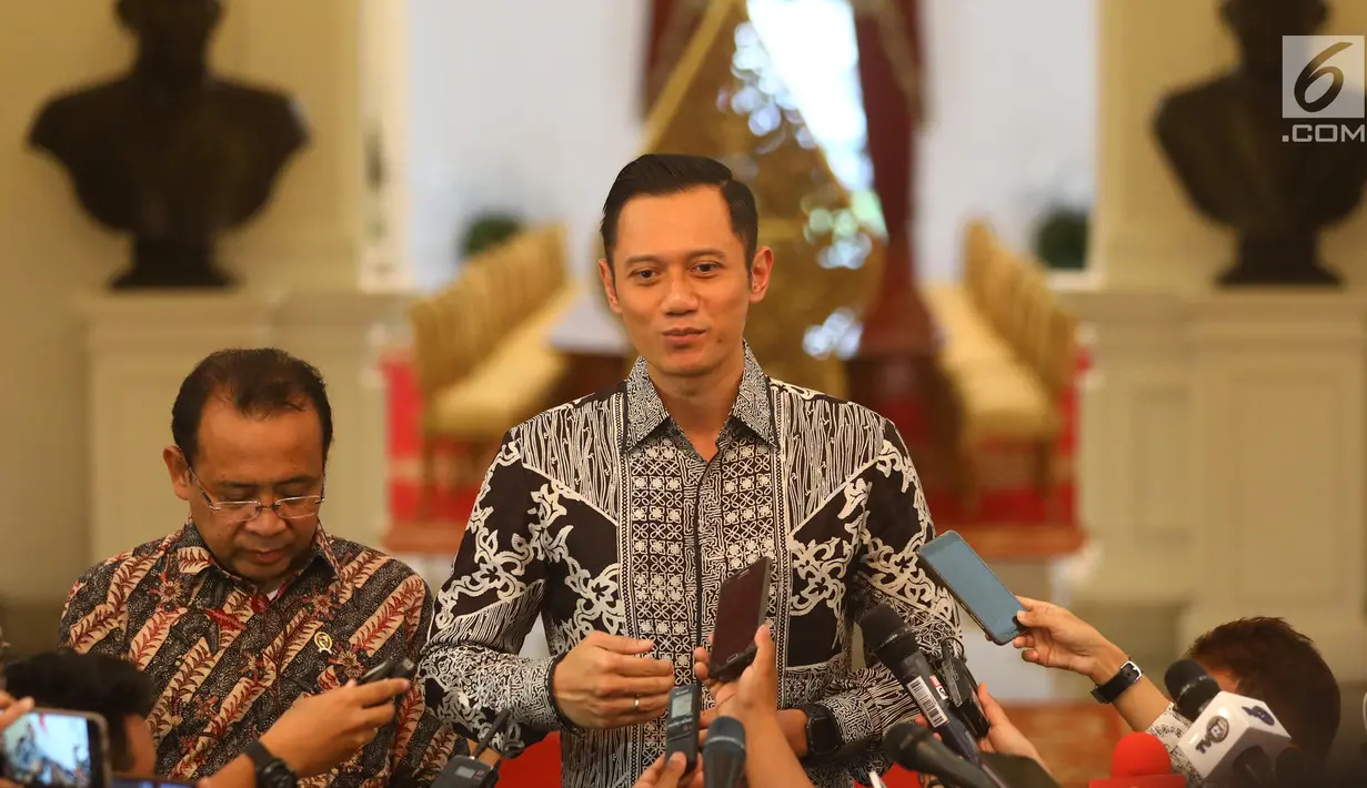 Ketua Kogasma Partai Demokrat Agus Harimurti Yudhoyono atau AHY memberi keterangan usai bertemu dengan Presiden Joko Widodo atau Jokowi di Istana Merdeka, Jakarta, Kamis (2/5/2019). (Liputan6.com/Angga Yuniar)