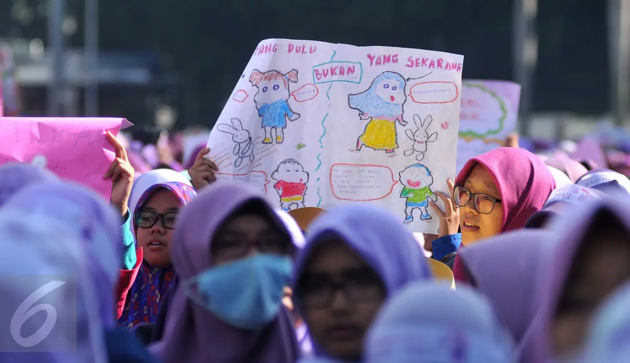 Sejumlah wanita berhijab melakukan aksi Gerakan Menutup Aurat di Kawasan Bundaran HI, Jakarta, Minggu (14/2/2016). Mereka mengajak kepada wanita muslim untuk menutup Aurat sesuai dengan syariat. (Liputan6.com/Gempur M Surya)