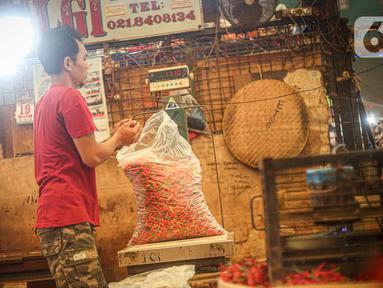 Pedagang menimbang cabai rawit merah di Pasar Induk Kramat Jati, Jakarta, Senin (20/6/2021). Harga cabai rawit merah di pasar-pasar DKI Jakarta naik menjadi rata-rata Rp108.043 per kilogram (kg). Bahkan, di beberapa pasar harga cabai tembus Rp120 ribu per kg. (Liputan6.com/Faizal Fanani)