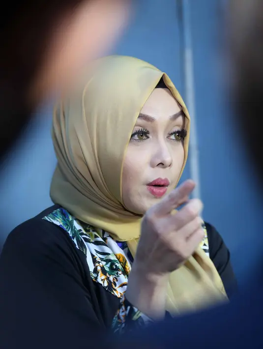 Kepergian ibunda Terry Putri itu juga membuat luka mendalam. Meski telah beberapa minggu, belum membuat jiwa perempuan 37 tahun itu merasakan tenang dan labil. Bahkan sering kali terbawa saat bekerja. (Nurwahyunan/Bintang.com)