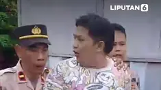 Seorang pria berinisial AH (26) ditusuk rekannya sendiri, RH (32), di kios bengkel di Jalan Imam Bonjol, Kemiling, Bandar Lampung, pada Jumat sore, 26 Desember 2025, hingga mengalami luka serius dan dirawat intensif di RS Bintang Amin.

Polisi telah mengamankan pelaku beserta barang bukti pisau d...