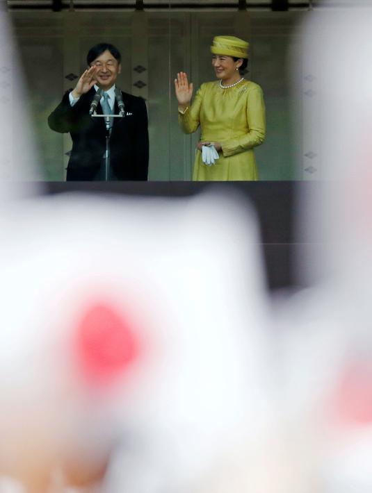 Kaisar Jepang Naruhito dan Permaisuri Masako saat menyapa simpatisan dalam penampilan perdananya ke publik di Istana Kekaisaran di Tokyo, Jepang (4/5/2019). Sekitar ribuan warga Jepang dan turis diperkirakan berkumpul di depan pintu gerbang istana. (Reuters/Issei Kato)