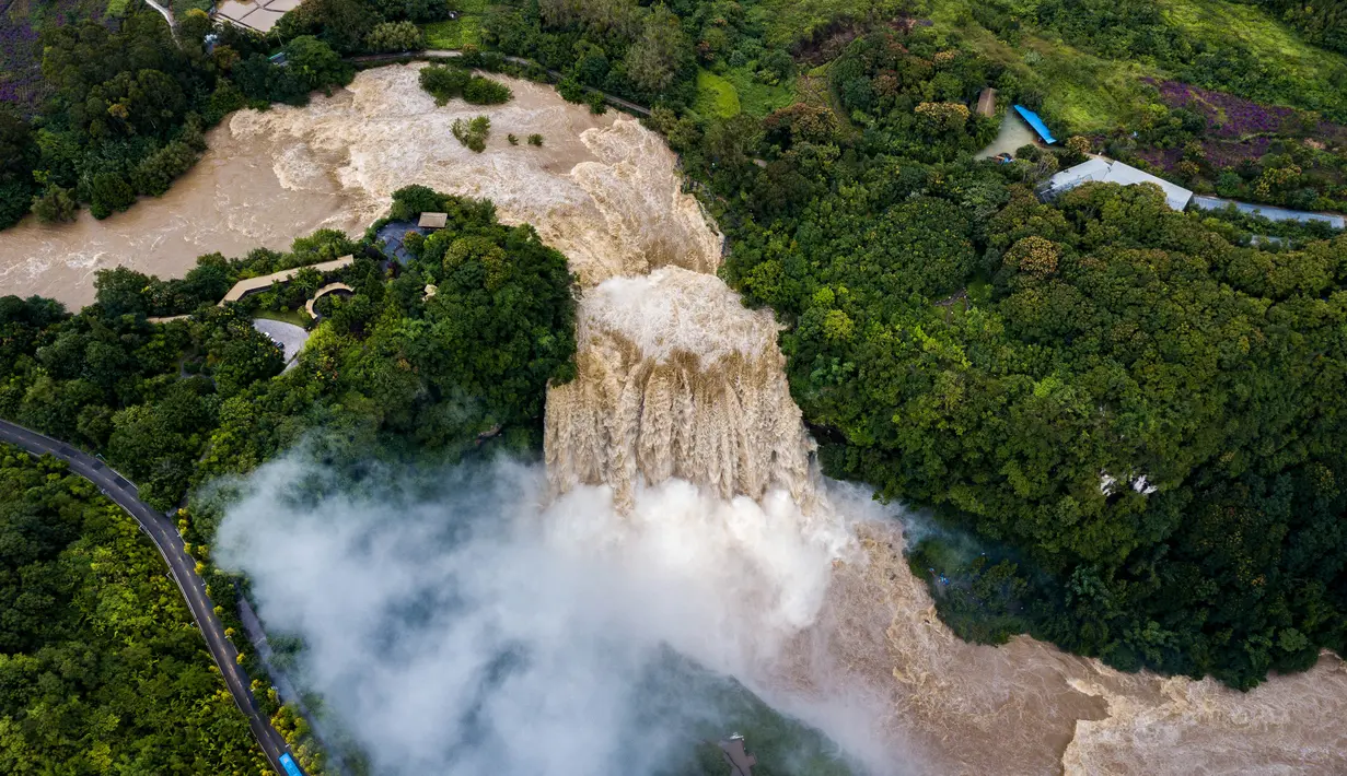 Foto dari udara yang diabadikan pada 6 September 2020 ini menunjukkan pemandangan Air Terjun Huangguoshu di Kota Anshun, Provinsi Guizhou, China barat daya. (Xinhua/Chen Xi)