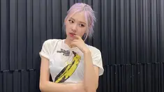 Tampil sederhana dengan kaus berwarna putih, pemilik nama Roséanne Park atau Park Chae Young tetap terlihat menawan. Bahkan, tatanan rambut Rose Blackpink ini pun terlihat cukup sederhana. (Liputan6.com/IG/@roses_are_rosie)