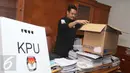 Komisioner KPU Ferry Kurnia Rizkiyansyah mengemasi barang-barang pribadi ke dalam kardus di ruang kerjanya di Kantor KPU, Jakarta, Senin (10/4). Hari ini merupakan hari terakhir Juri dan 4 komisioner KPU yang lain berkantor. (Liputan6.com/Angga Yuniar)