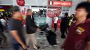 Suasana tempat penjualan tiket pesawat AirAsia di Terminal 3 Bandara Soekarno Hatta, Minggu (28/12/2014). Beberapa orang lalu lalang di depan tempat penjualan tiket pesawat AirAsia di Terminal 3 Bandara Soekarno Hatta. (Liputan6.com/Faizal Fanani)